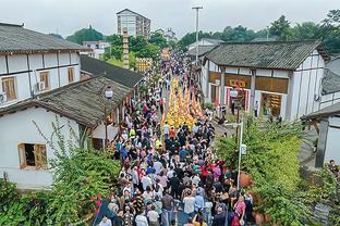 同城死敌搞心态！半场结束时，利雅得新月球迷高喊梅西